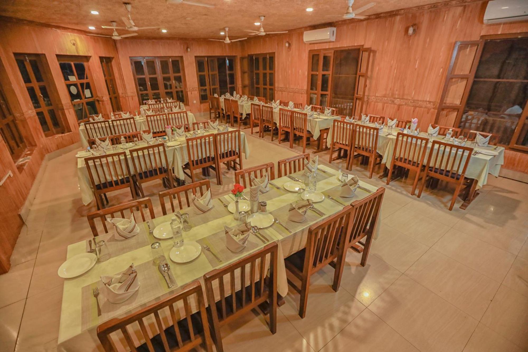 Hotel Wildlife Camp Sauraha Exterior photo