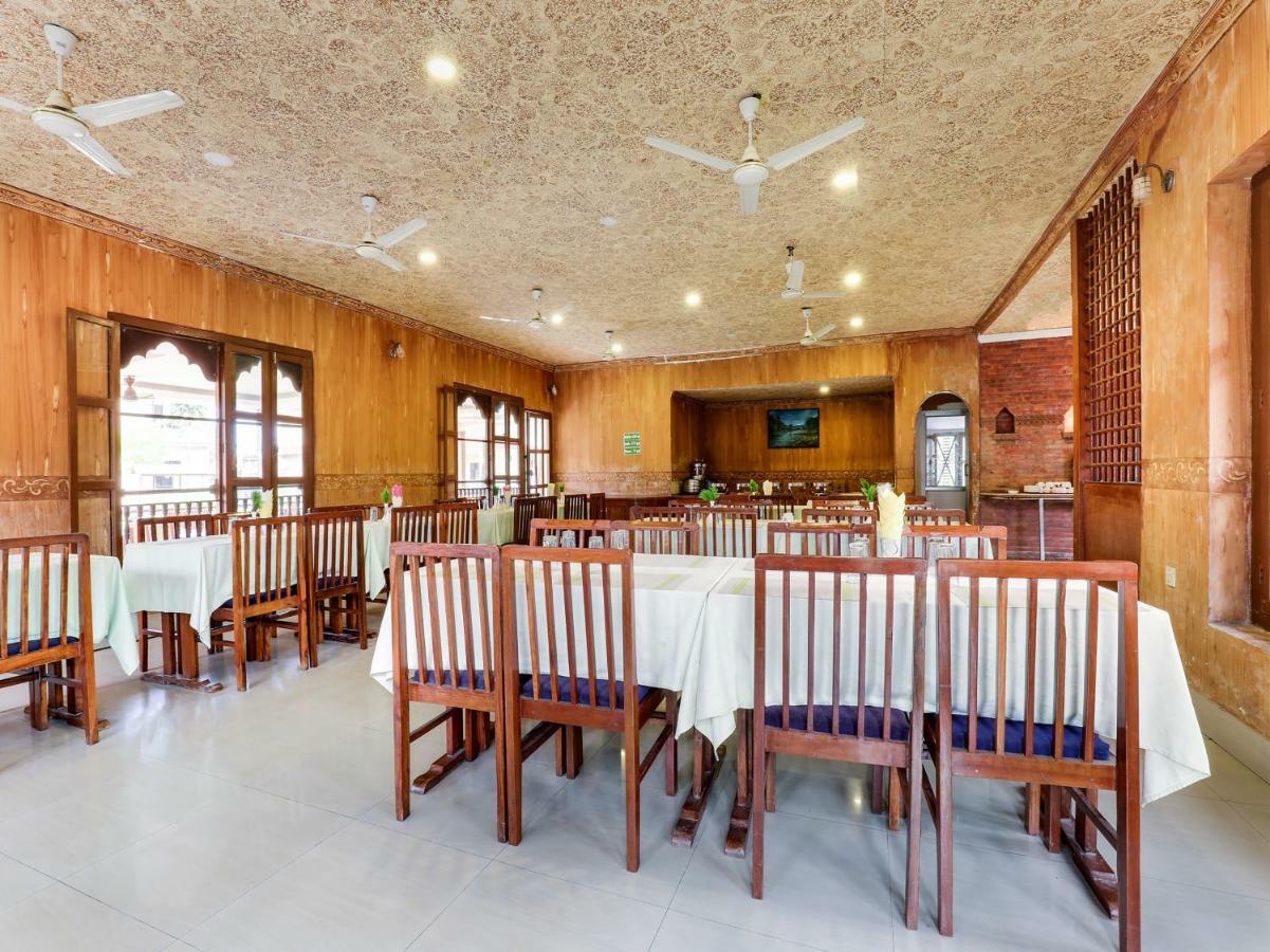 Hotel Wildlife Camp Sauraha Exterior photo